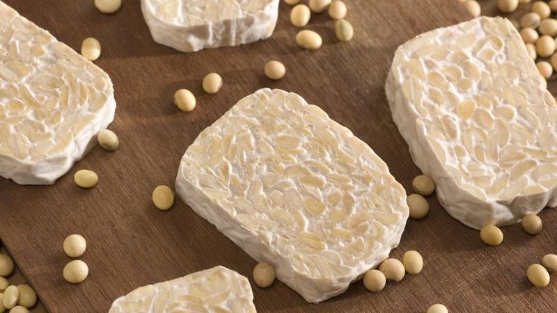 Tempeh powstaje w wyniku fermentacji ziaren soi.