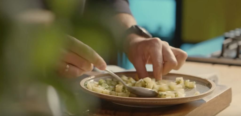 Przygotowanie kartoflanki - Pyszności; Foto: kadr z materiału na kanale YouTube KuchniaLidla.pl