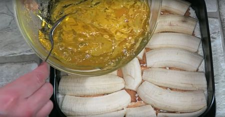 To ciasto bez pieczenia z bananami, kokosem i galaretką jest banalnie proste. Pysznie smakuje i wygląda