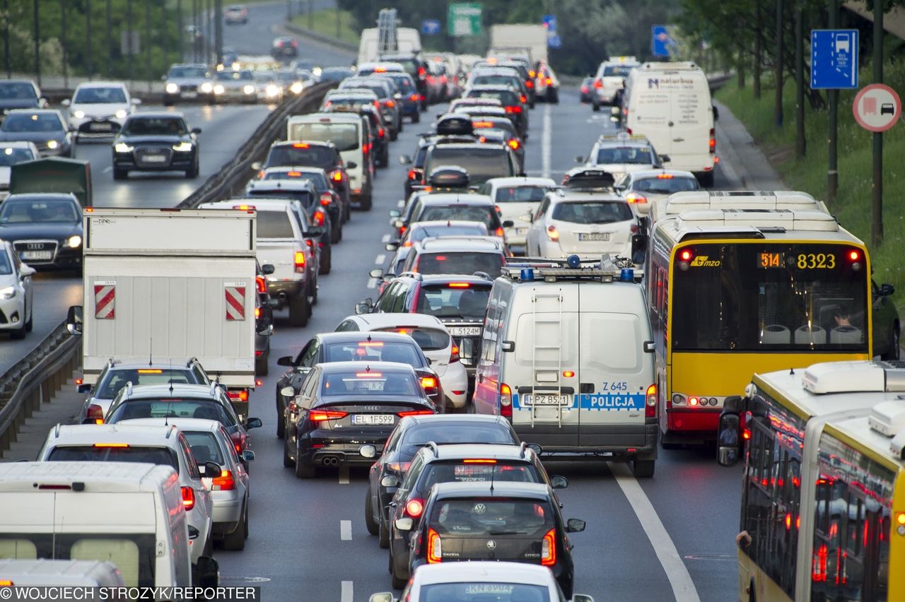 Majówka w Warszawie. Wiele utrudnień na drogach. Specjalne rozkłady jazdy i zamknięte ulice