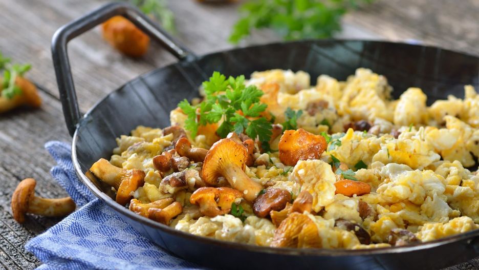 Jajecznica z kurkami to obowiązkowe danie do przygotowania w lecie