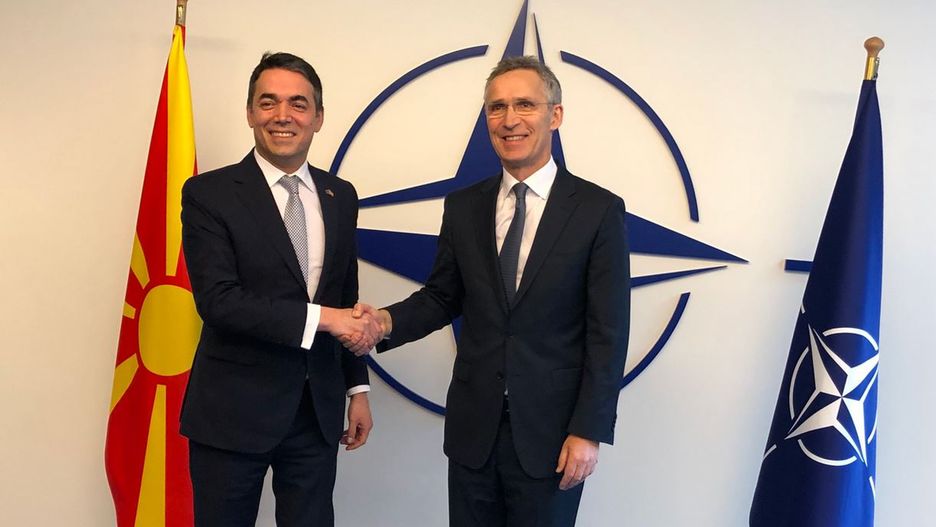 Szef macedońskiego MSZ Nikoła Dymitrow i sekretarz generalny NATO Jens Stoltenberg