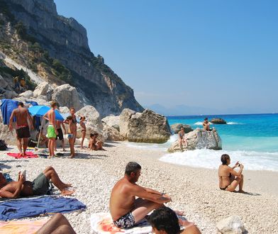 Turyści próbowali wywieźć piasek z plaży. Na lotnisku nie miano dla nich litości