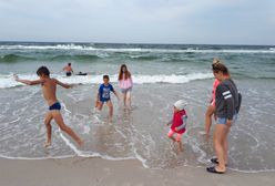 Pogoda nie dopisuje. Jak znoszą ją odpoczywający nad morzem Polacy?