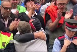 Katalońscy policjanci nie chcą walczyć z rodakami. Rozkazy wykonują ze łzami w oczach