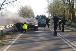 O krok od tragedii. Z płonącego auta wyciągnęli ich policjanci