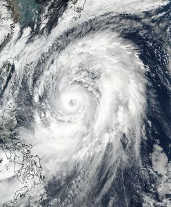 Japonia przygotowuje się na uderzenie tajfunu. Dziesiątki tysięcy ewakuowanych ludzi