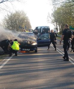 O krok od tragedii. Z płonącego auta wyciągnęli ich policjanci