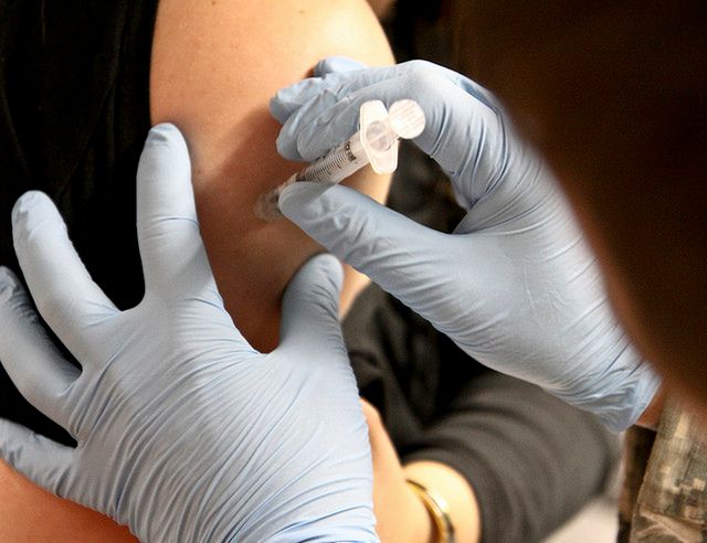 Szczepienie przeciwko grypie może uchronić przed infekcją.