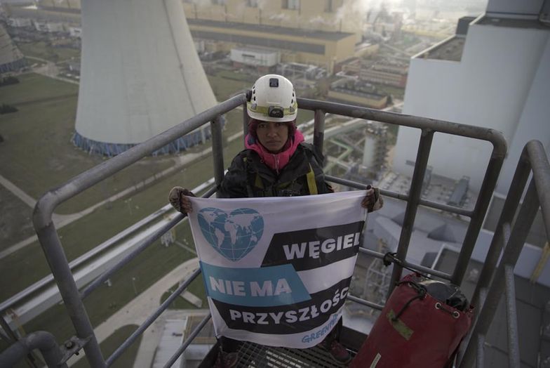 Greenpeace walczy o klimat. Działacze protestują ze szczytu komina chłodniczego elektrowni Bełchatów.