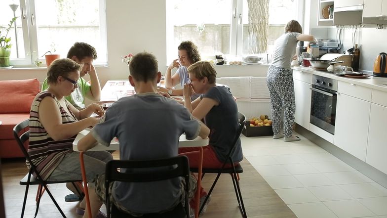 Blisko połowa Polaków żyje w mieszkaniach, które nie zapewniają wystarczającej liczby pokoi