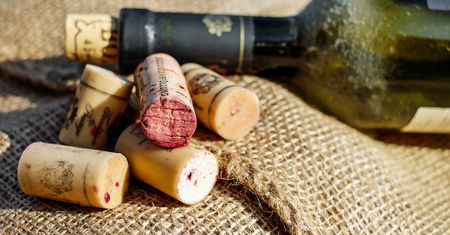 21 pomysłowych stojaków na wino. Ten niepozorny element może odmienić Twoją kuchnię