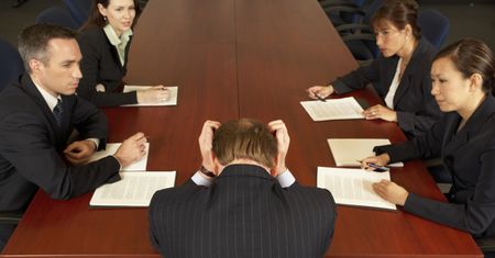 Co firmy obiecują zwalnianym pracownikom?