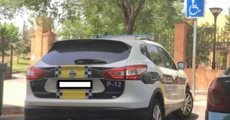 Sfotografowała policyjne auto zaparkowane na kopercie. Zapłaci 600 euro