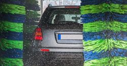Jaka myjnia samochodowa najbardziej niszczy lakier?