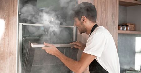 Piekarnik dymi podczas pracy? Nie ignoruj sytuacji, bo skończy się drogą naprawą