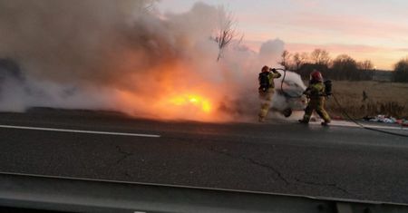 Katowice. Auto w płomieniach. Policja wkroczyła w ostatniej chwili