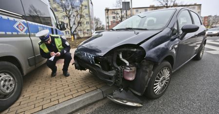 Oszuści ubezpieczeniowi upodobali sobie polisy komunikacyjne