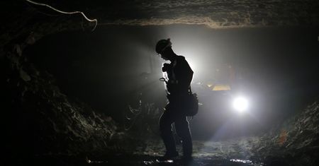 Wstrząsy w kopalniach na Dolnym Śląsku. Nie żyje górnik, są ranni