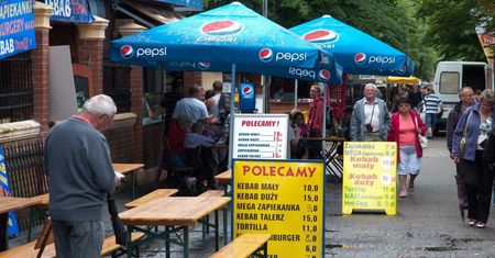 Kelnerki nad Bałtykiem załamują ręce. Zamiast napiwków dostają żetony na myjnię i prezerwatywy