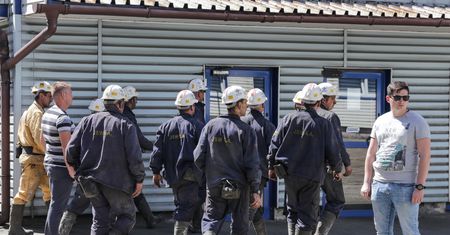 Kopalnia Zofiówka nie pracuje. Z trzema górnikami wciąż nie ma kontaktu
