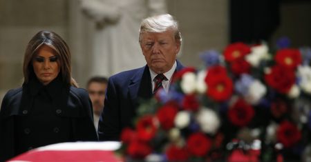 Donald Trump i Pierwsza Dama USA oddają hołd George'owi H.W. Bushowi