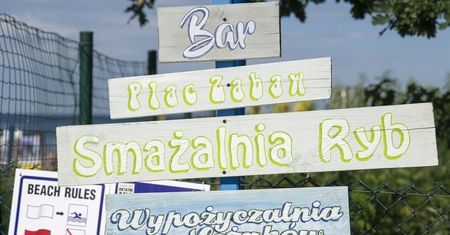 Najazd sanepidu na smażalnie nad Bałtykiem. Surowe mięso z bułkami, jedzenie na podłodze