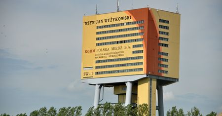 Wypadek w kopalni. Górnik jest wydobywany na powierzchnię
