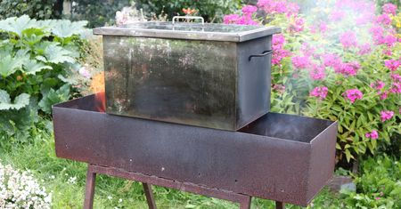 Wędzarnia w ogrodzie: tak przygotowane mięso smakuje najlepiej