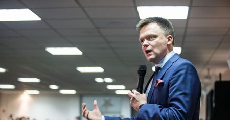 Wybory prezydenckie 2020. Szymon Hołownia krytykuje Andrzeja Dudę. "Łamie konstytucję"