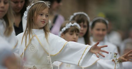 Prezenty na komunię. Sprawdzamy, ile powinno być w kopercie