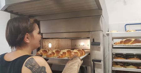 Bez drożdży i polepszaczy. Do tej piekarni ustawiają się tłumy