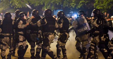 Gorąco przed parlamentem w Skopje. Policja użyła granatów hukowych