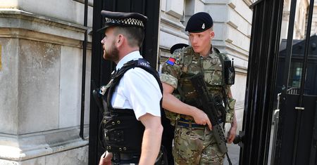 Rząd Wielkiej Brytanii obniżył poziom alertu. Niebezpieczeństwo terroru jednak nie minęło