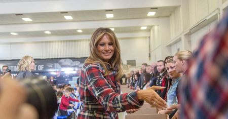 Swojska Melania Trump w koszuli w kratę i spodniach. Dawno tak nie wyglądała