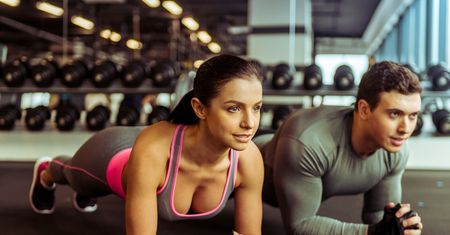 Mężczyźni dwukrotnie częściej niż kobiety regularnie uprawiają sport