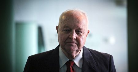 Były sekretarz PZPR zostanie pochowany na Powązkach. Jego pogrzeb wzbudza spore kontrowersje