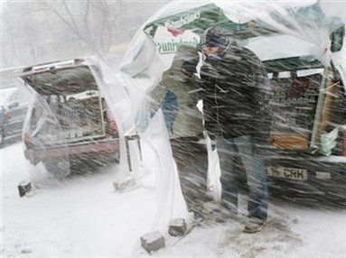 Obfite śniegi w Rumunii zasypały drogi, odcięły prąd