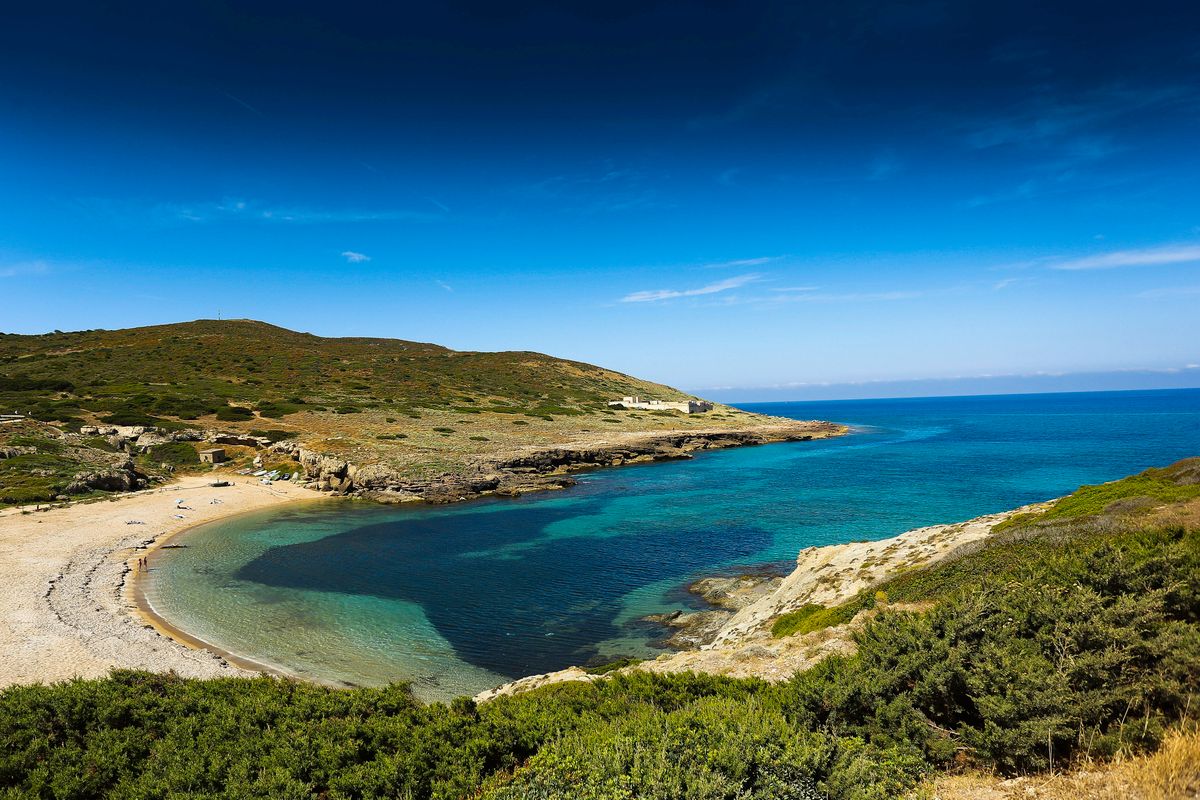 Turyści z Francji ukradli 40 kg piasku z Sardynii. Przewozili go w butelkach