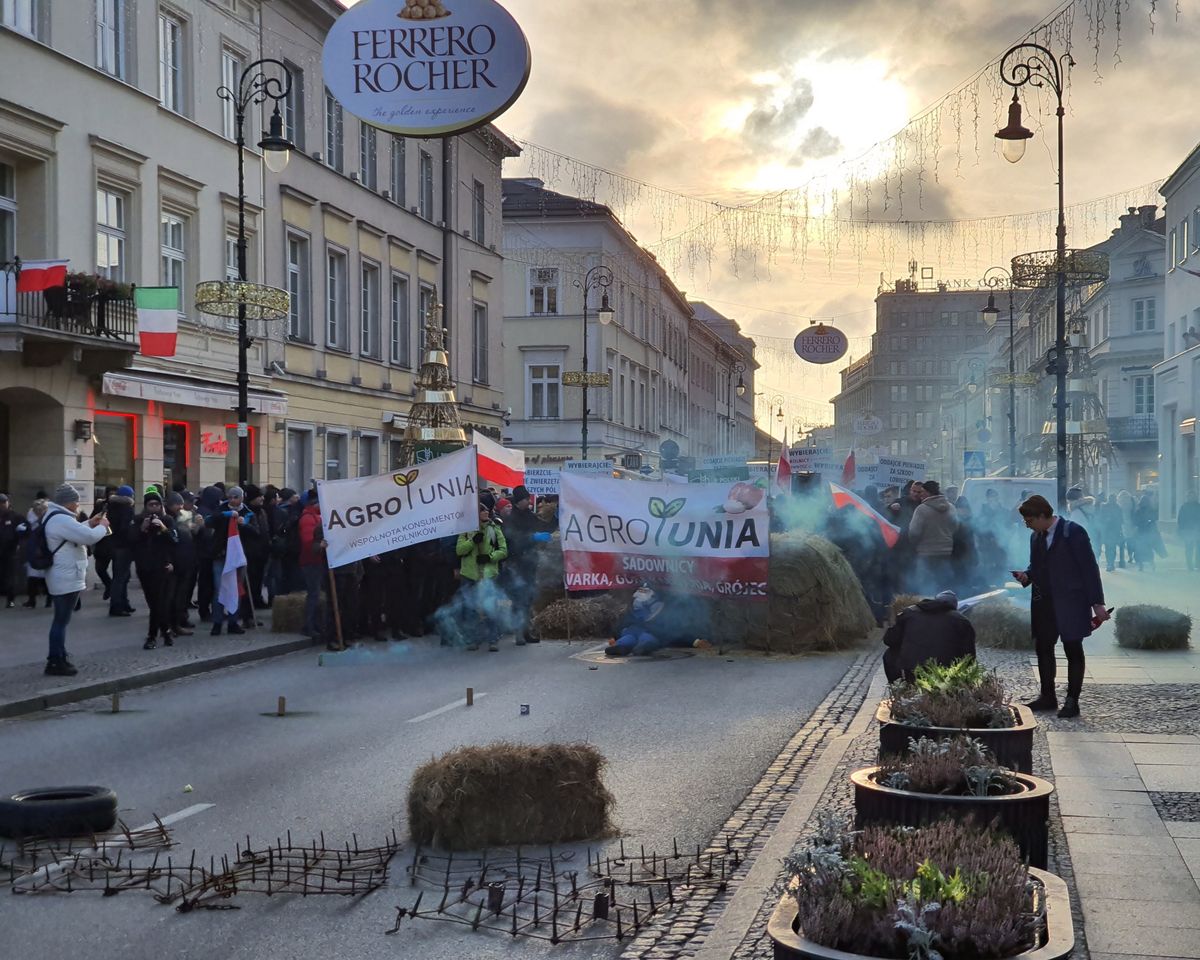Centrum Warszawy sparaliżowane przez protest rolników [ZDJĘCIA]
