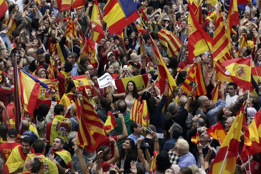 Katalonia ogłosiła niepodległość? Rząd w Madrycie daje Barcelonie czas do czwartku