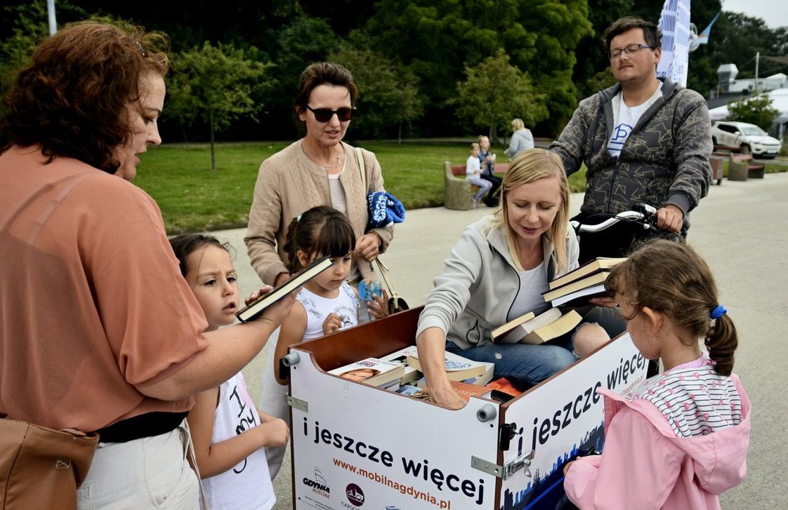 Mobilna biblioteka w Gdyni. Po bulwarze krąży "bibliorower"