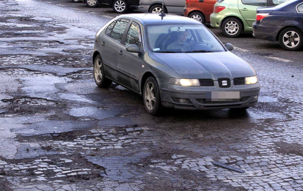 Włoscy kierowcy chodzą za darmo do fizjoterapeutów – wszystko przez dziurawe drogi