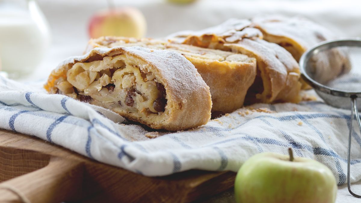 Apfelstrudel krój grube plastry na gorąco, a odgrzewaj na suchej patelni