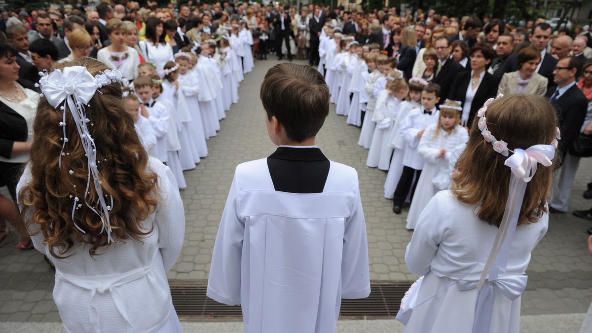 Polacy nie żałują na organizację i prezenty dla dzieci przyjmujących pierwszą komunię. 