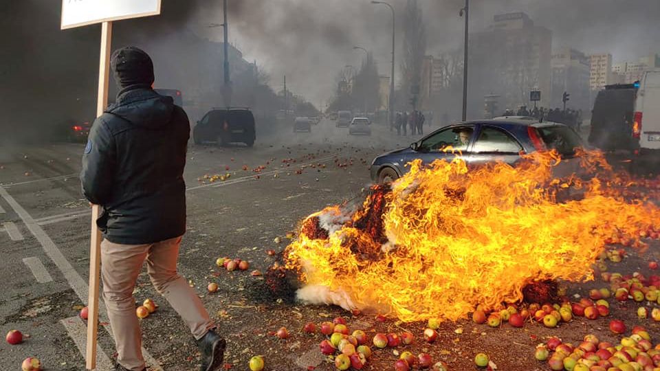 Decyzja o ewentualnym ściganiu przez warszawski ratusz organizatorów protestu zapadnie w poniedziałek.