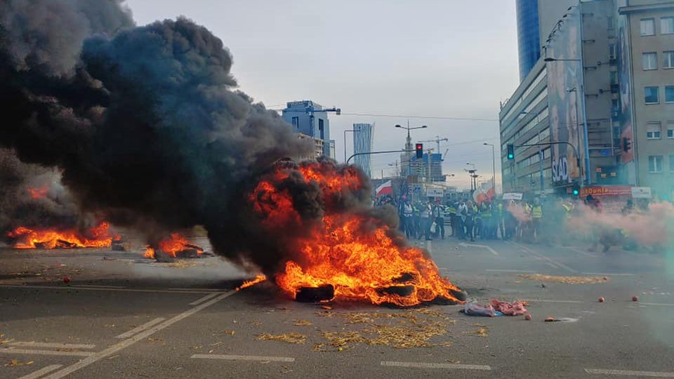 Na placu Zawiszy w Warszawie rolnicy między palili opony, wyrzucili też na ulicę tony jabłek.