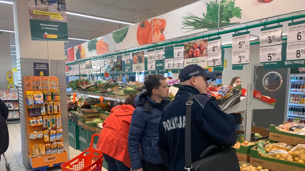 Agrounia wzywa policję do Biedronki.