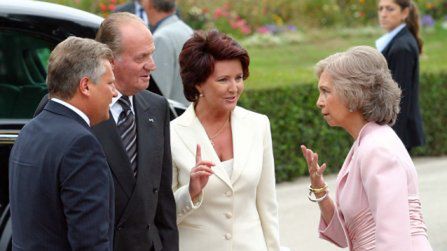 Król Hiszpanii Juan Carlos i królowa Zofia osobiście powitali prezydenta Kwaśniewskiego z żoną