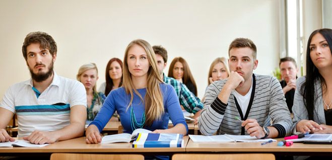 Rano na uczelnię, wieczorem do pracy. Jakich zajęć imają się studenci?